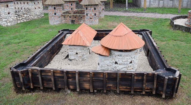 Új várakkal bővült a Guinness-rekorder dinnyési Várpark, ahol életre kel a magyar történelem