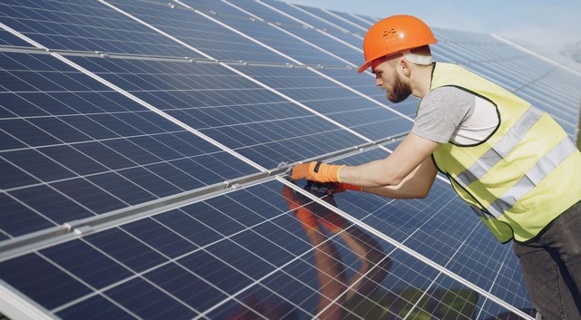 Két év alatt több mint 800.000 zöld energetikai munkavállalót képezne ki az EIT InnoEnergy