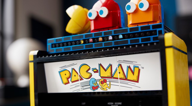 Ideje megrágni néhány kockaszellemet az új LEGO Icons Pac-Man Arcade készlettel